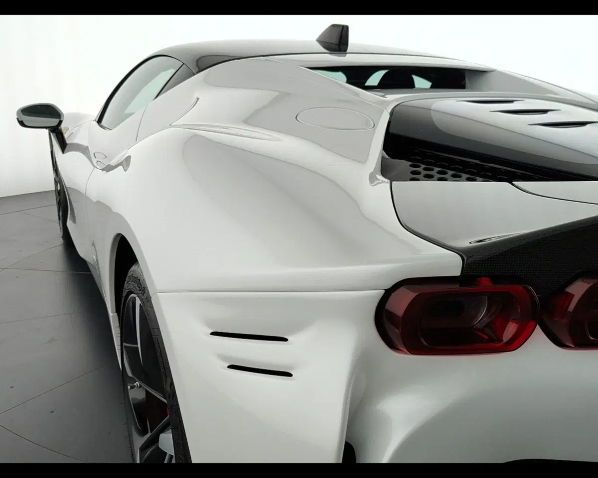 Ferrari SF90 Coupé usata a Verona (19)