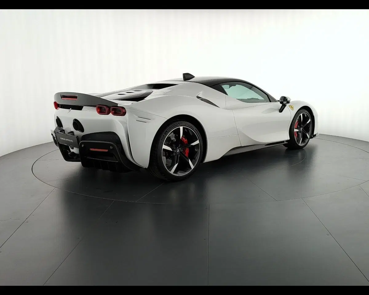Ferrari SF90 Coupé usata a Verona (8)