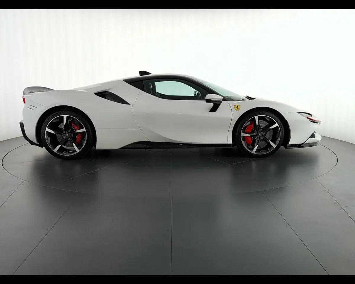 Ferrari SF90 Coupé usata a Verona (9)