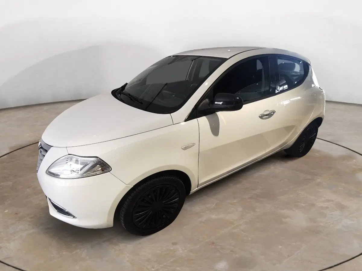 Lancia Ypsilon usata a Brindisi