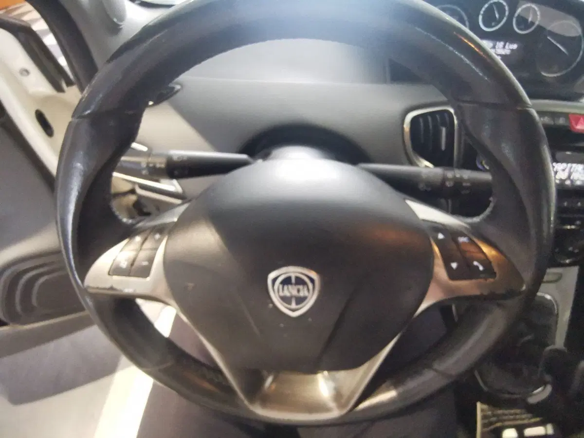 Lancia Ypsilon usata a Brindisi (10)