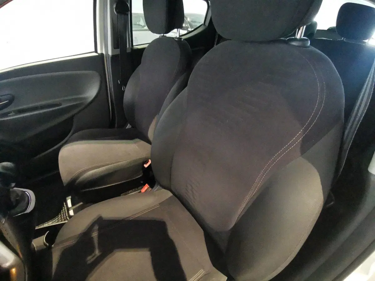 Lancia Ypsilon usata a Brindisi (11)