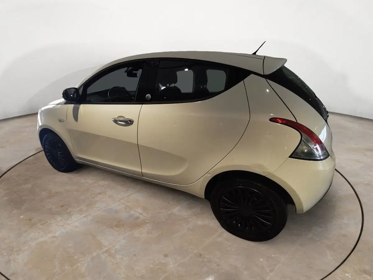 Lancia Ypsilon usata a Brindisi (4)
