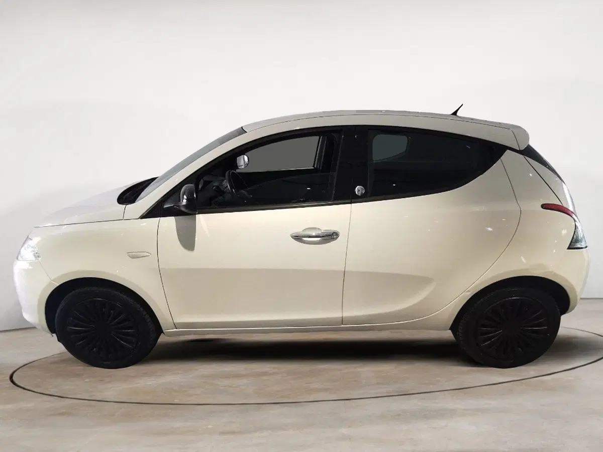 Lancia Ypsilon usata a Brindisi (7)