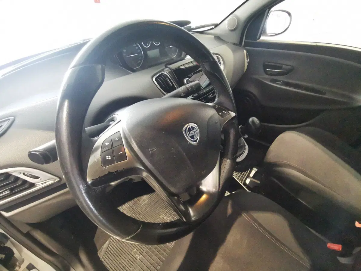 Lancia Ypsilon usata a Brindisi (9)
