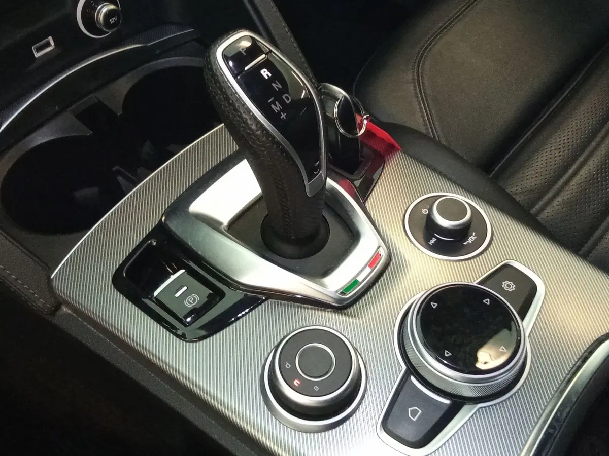 Alfa Romeo Stelvio usata a Rimini (17)