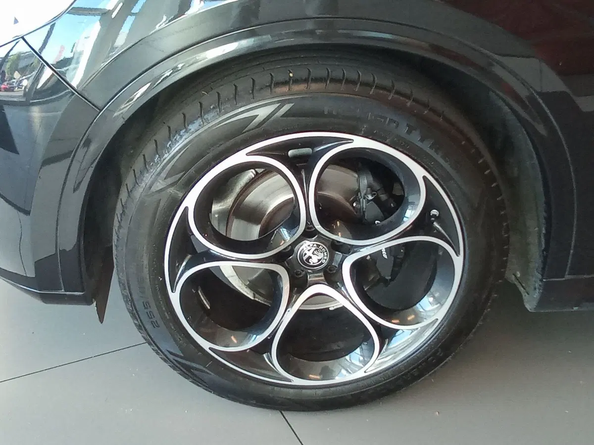 Alfa Romeo Stelvio usata a Rimini (3)