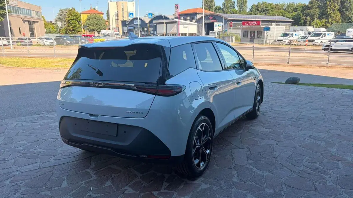 Byd Dolphin G DM-i nuova a Bologna (4)
