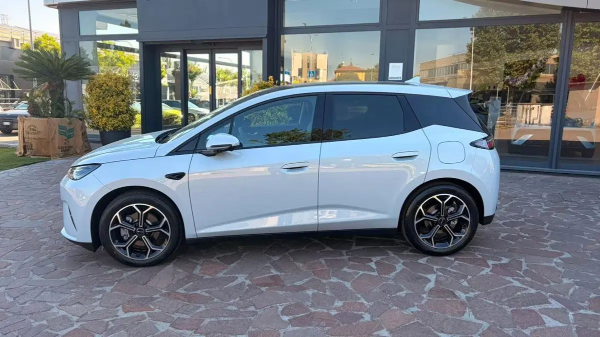 Byd Dolphin G DM-i nuova a Bologna (5)