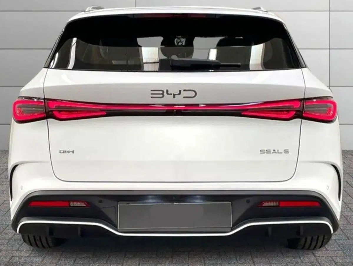 Byd Seal 6 DM-i Station Wagon nuova a Bologna (5)