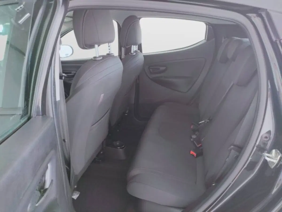 Lancia Ypsilon usata a Teramo (11)