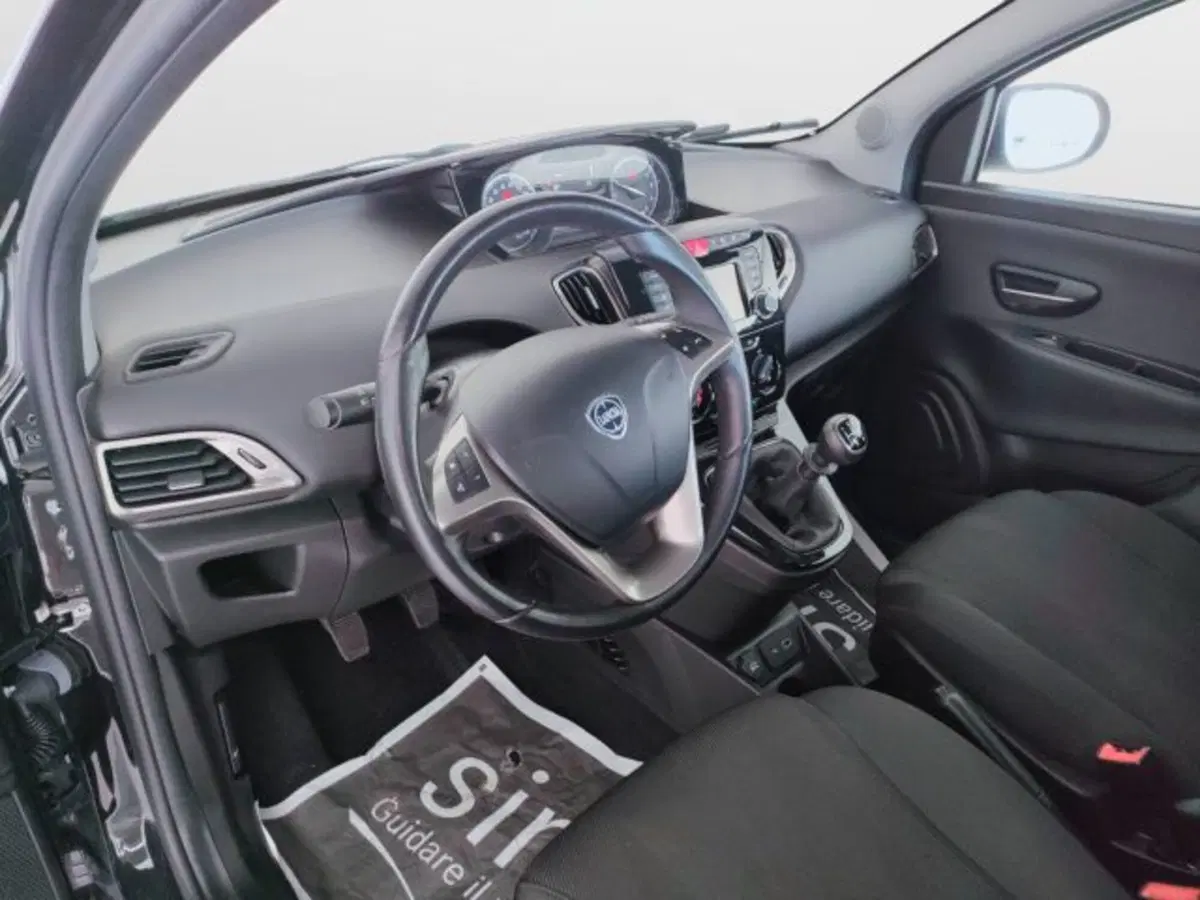 Lancia Ypsilon usata a Teramo (14)