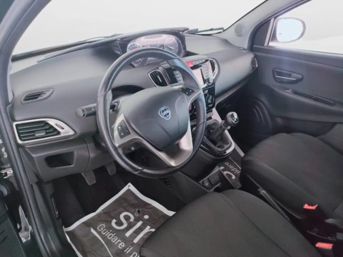 Lancia Ypsilon usata a Teramo (15)