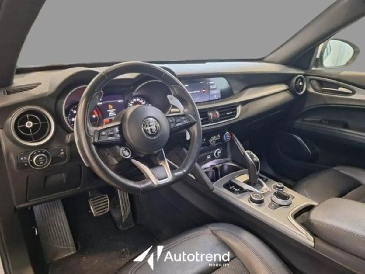 Alfa Romeo Stelvio usata a Bari (17)