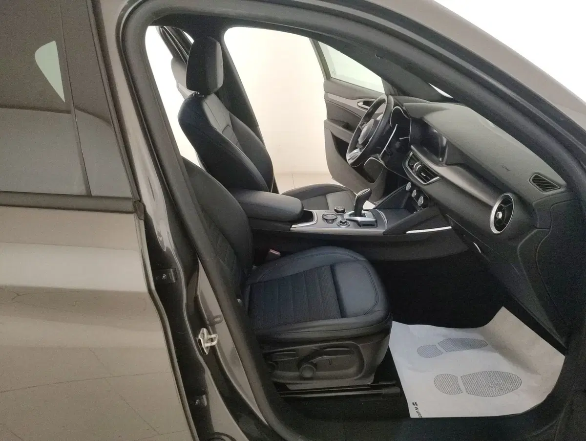 Alfa Romeo Stelvio usata a Alessandria (10)