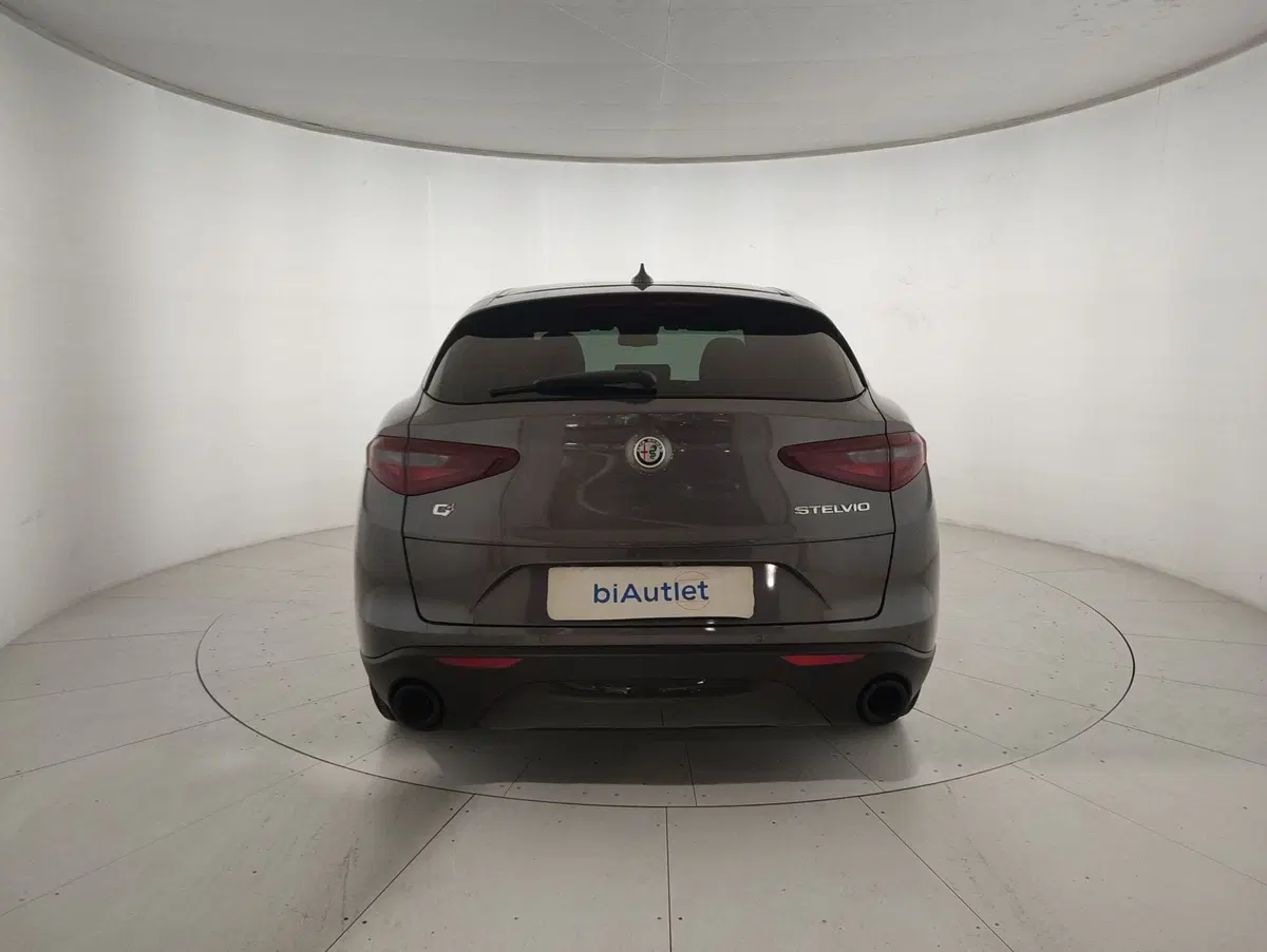 Alfa Romeo Stelvio usata a Alessandria (3)