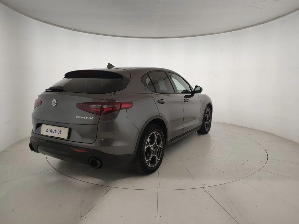 Alfa Romeo Stelvio usata a Alessandria (4)