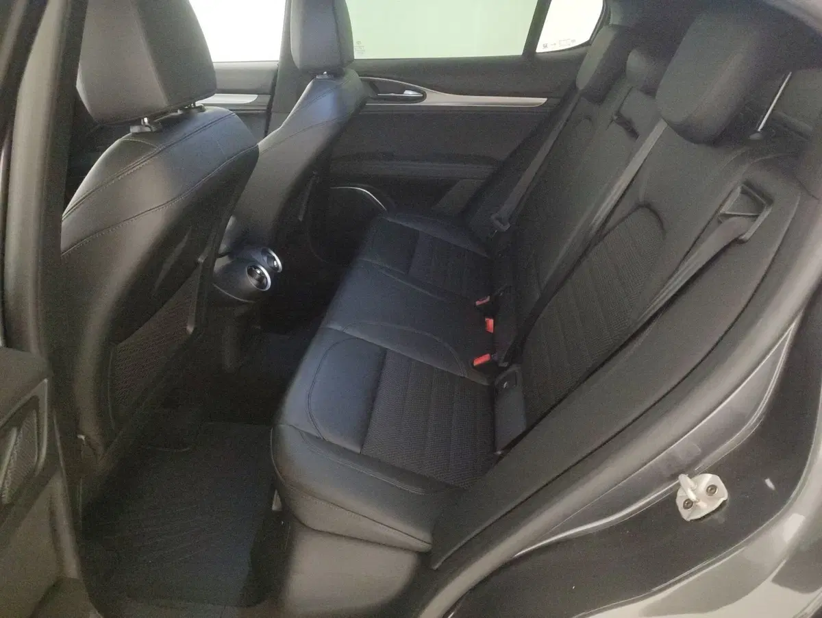 Alfa Romeo Stelvio usata a Alessandria (7)