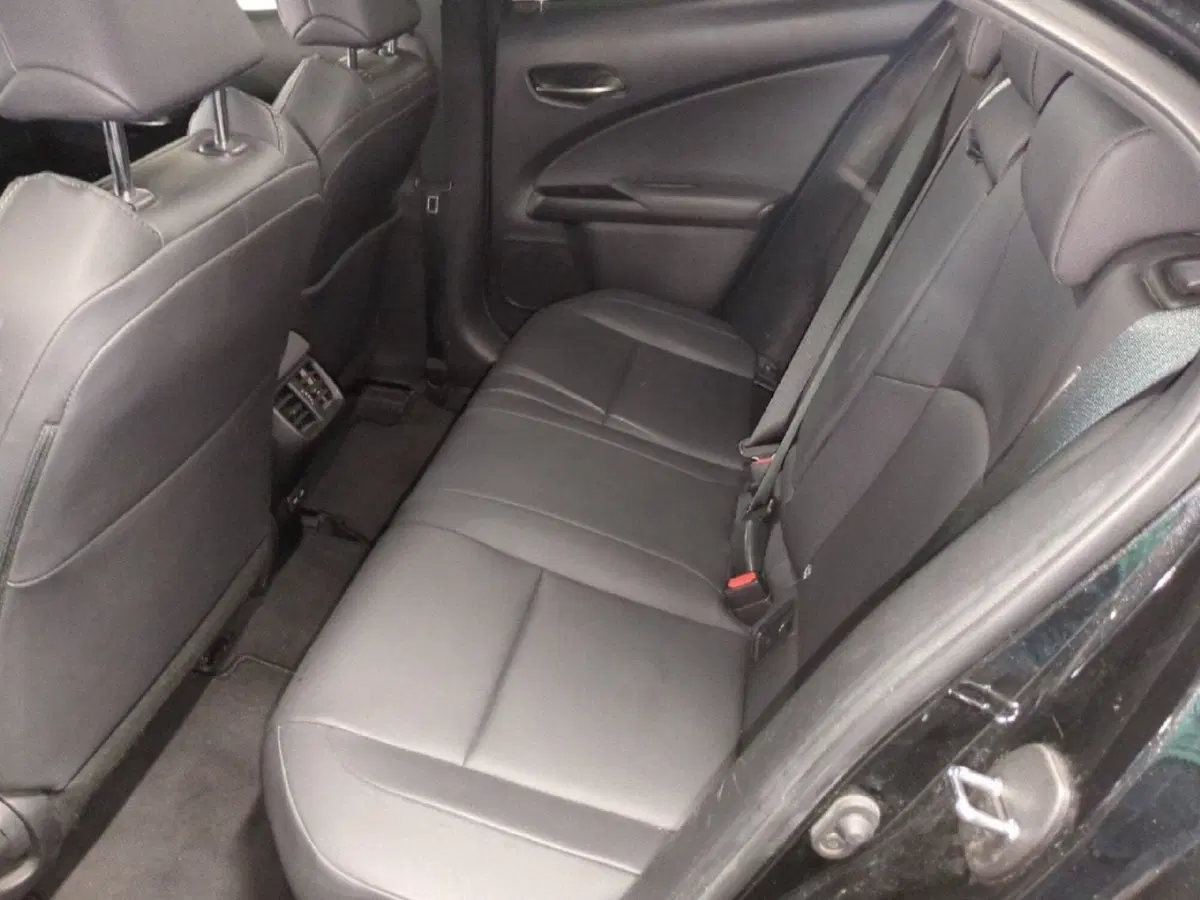 Lexus UX usata a Milano (10)