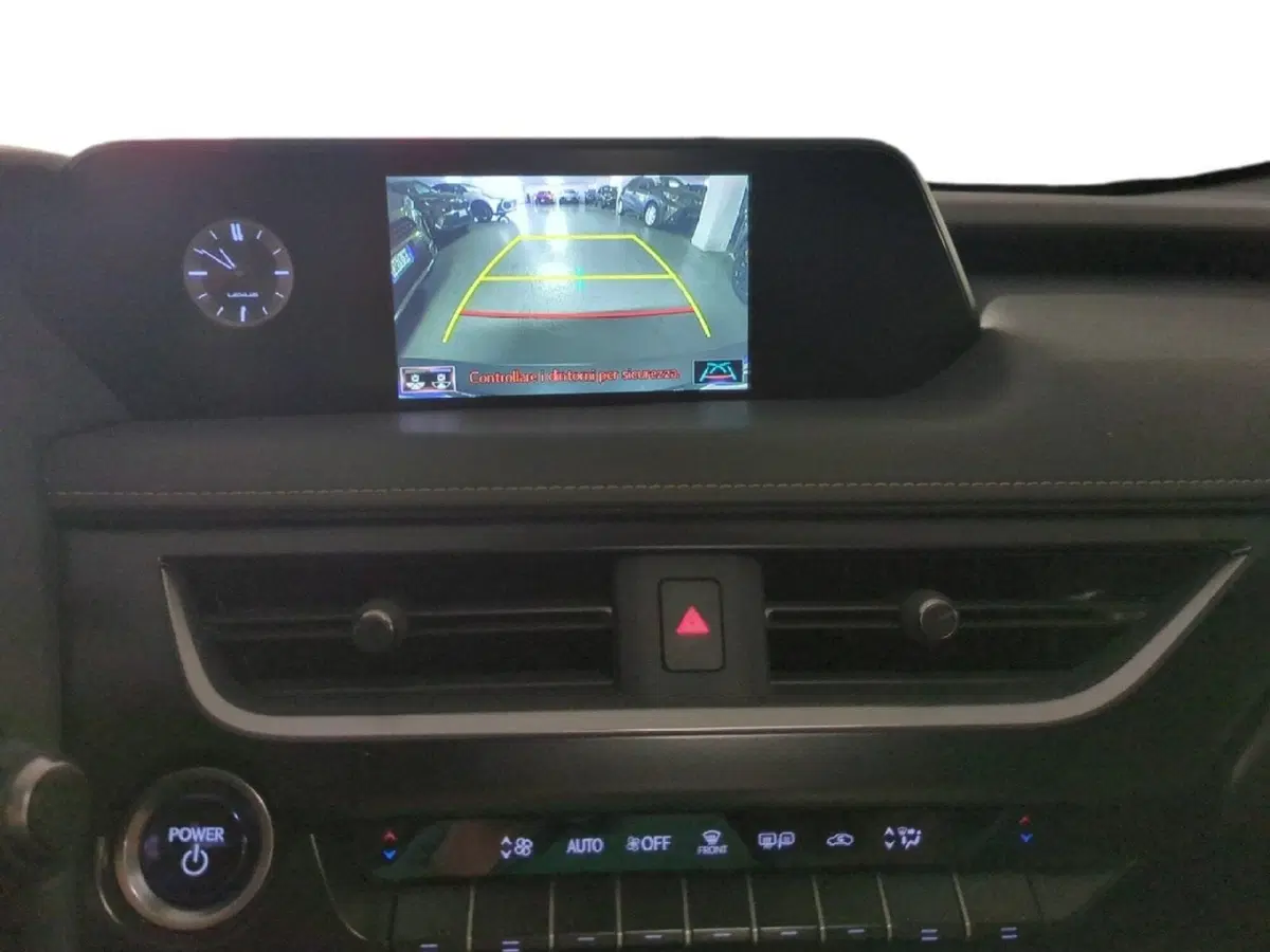 Lexus UX usata a Milano (14)