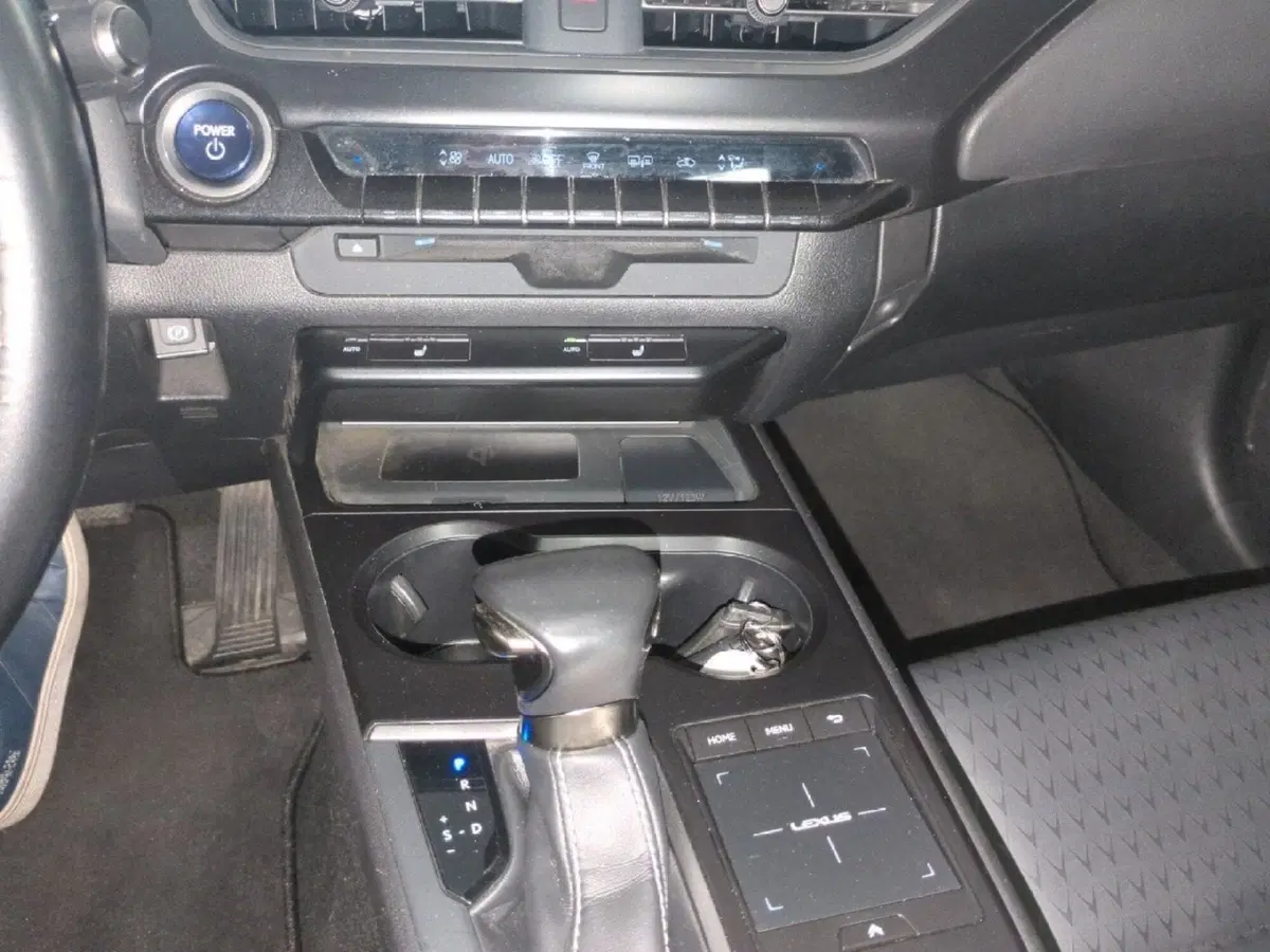 Lexus UX usata a Milano (15)