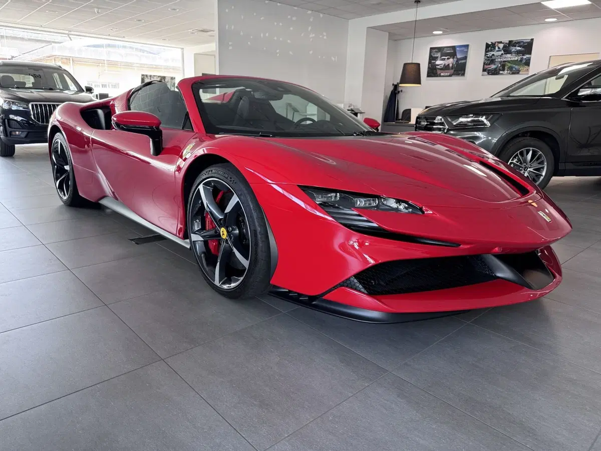 Ferrari SF90 Spider usata a Messina (2)