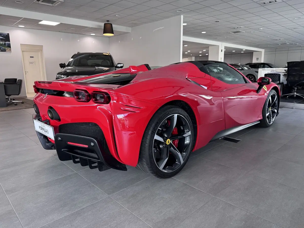 Ferrari SF90 Spider usata a Messina (3)