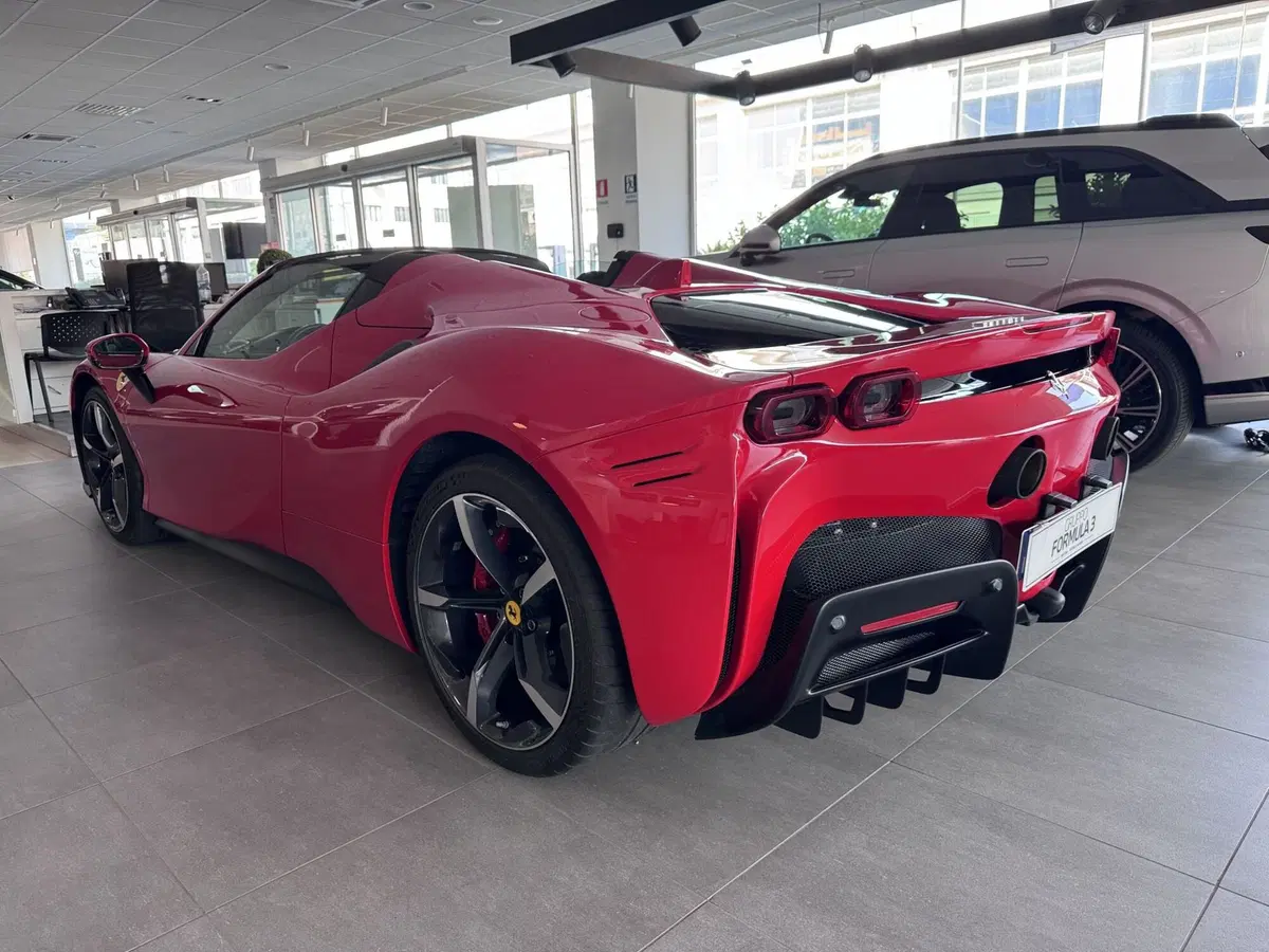 Ferrari SF90 Spider usata a Messina (4)