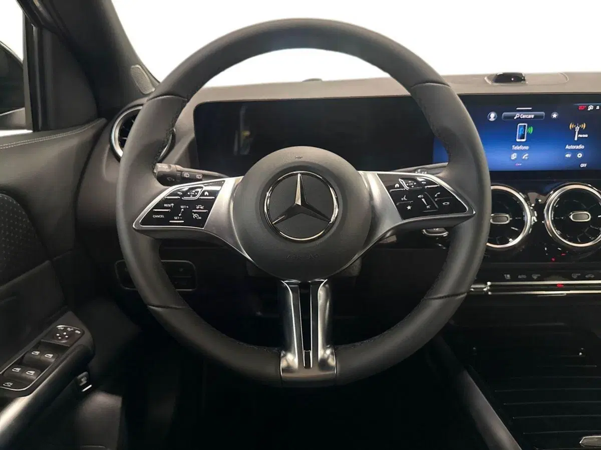 Mercedes-Benz GLA SUV nuova a Firenze (11)