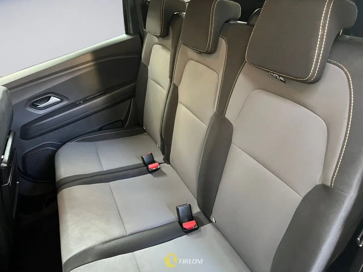 Dacia Jogger usata a Milano (12)