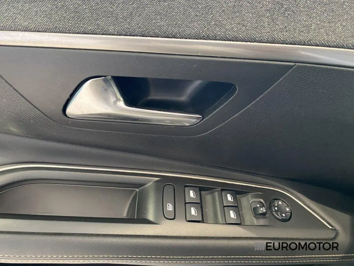 Peugeot 3008 usata a Bari (15)