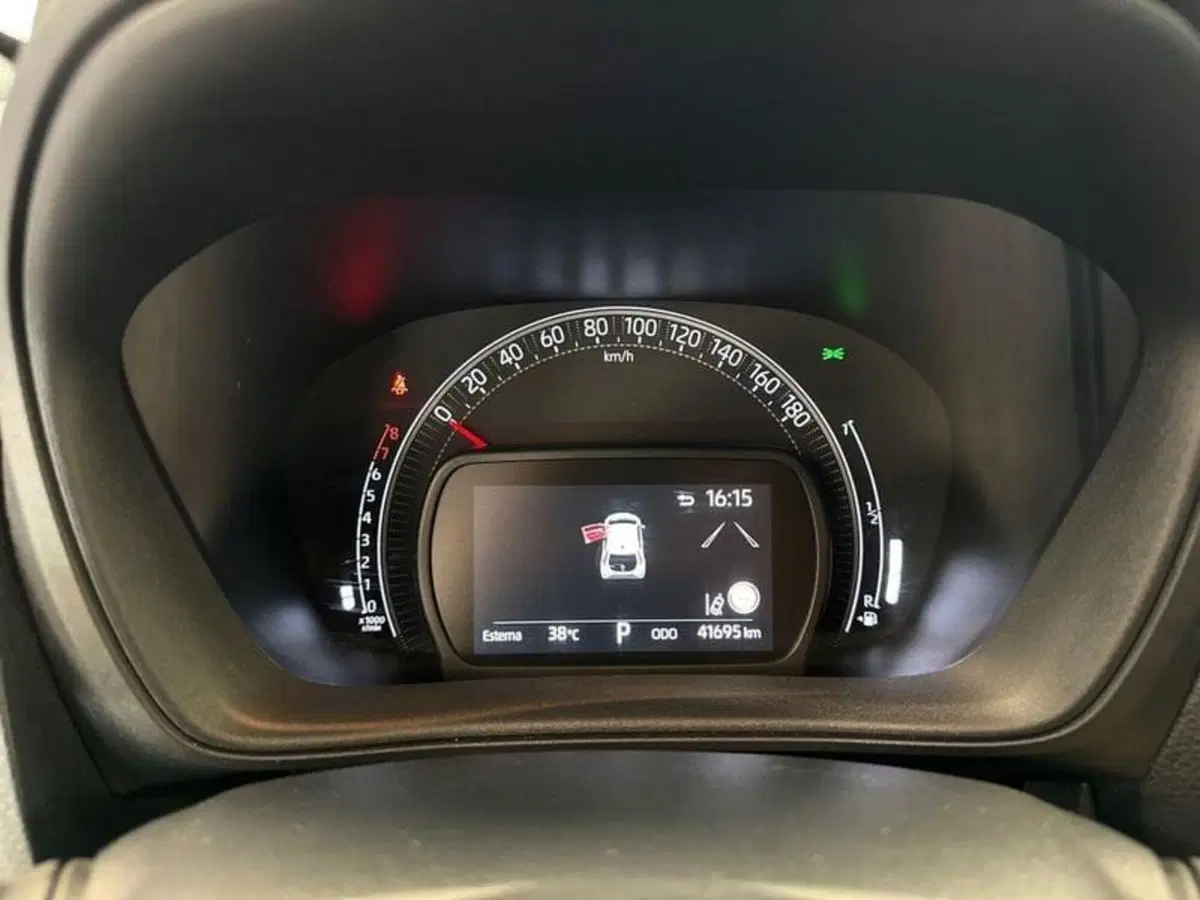 Toyota Aygo X usata a Prato (12)
