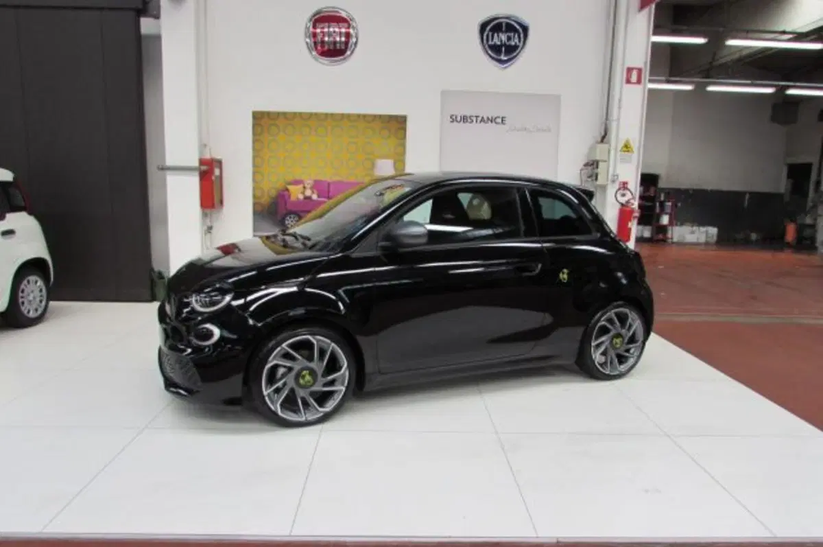Abarth 500e Cabrio usata a Milano (5)