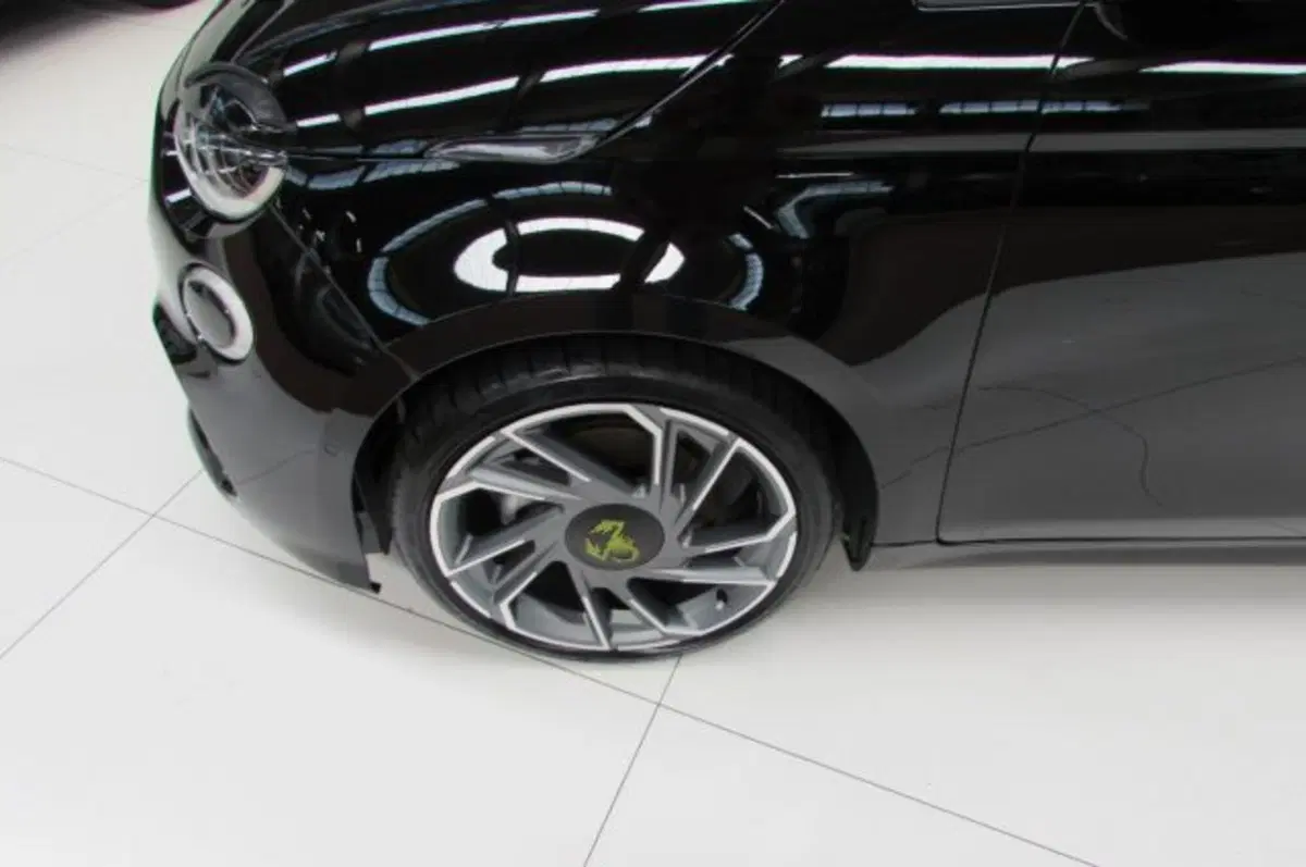 Abarth 500e Cabrio usata a Milano (6)