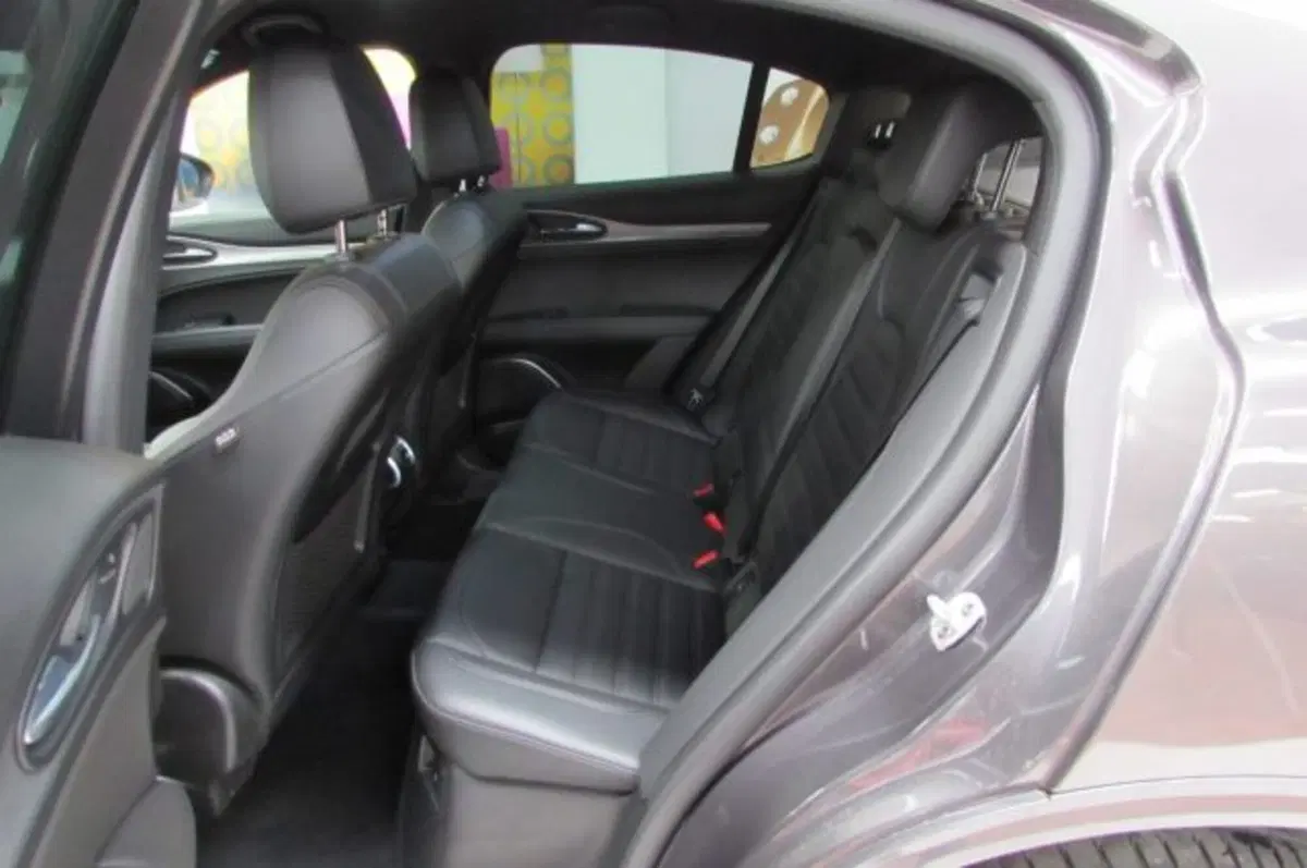 Alfa Romeo Stelvio usata a Milano (14)