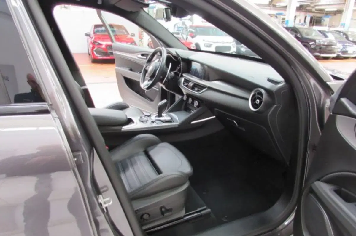 Alfa Romeo Stelvio usata a Milano (17)
