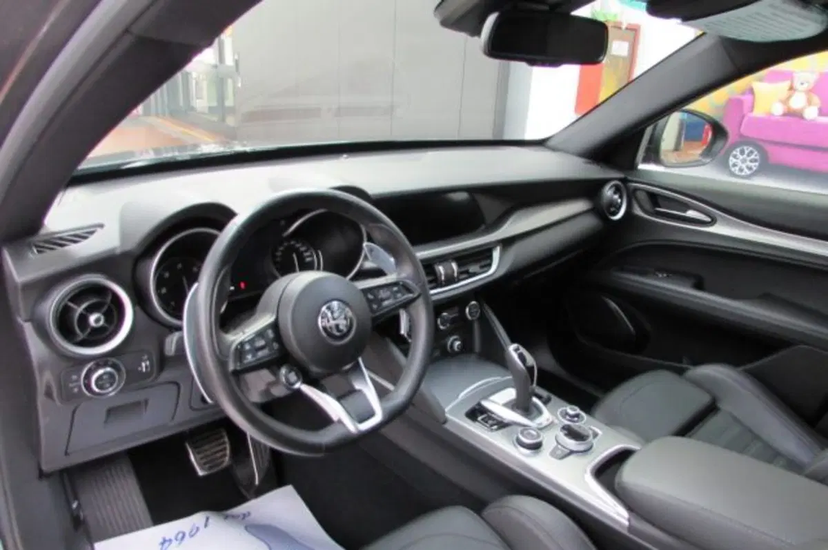 Alfa Romeo Stelvio usata a Milano (8)