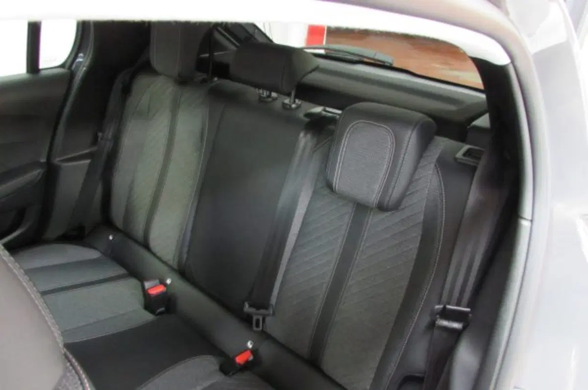 Peugeot 208 usata a Milano (15)