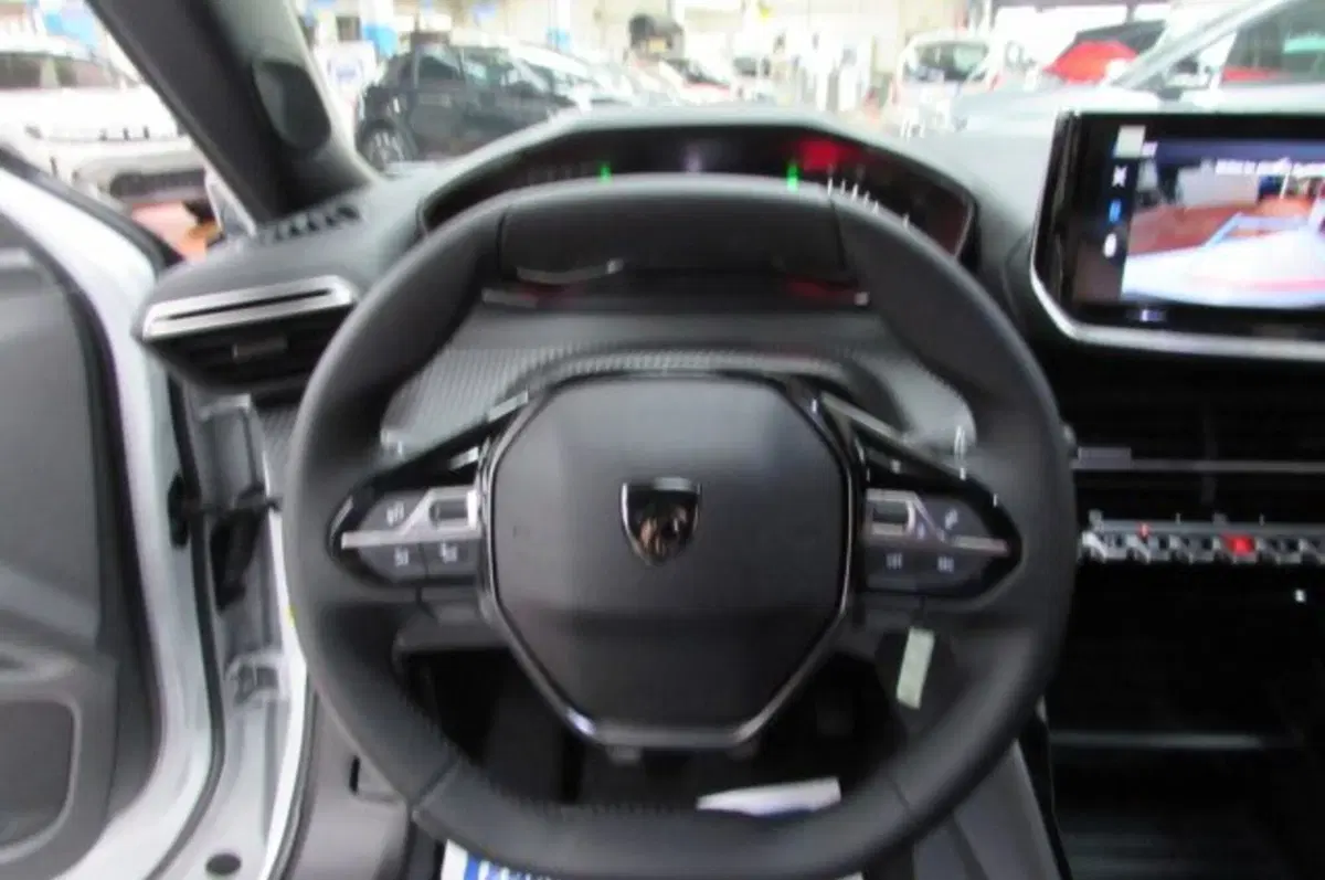 Peugeot 2008 nuova a Milano (12)