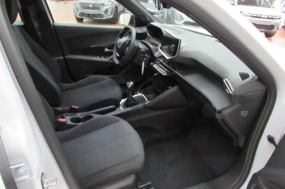 Peugeot 2008 nuova a Milano (17)