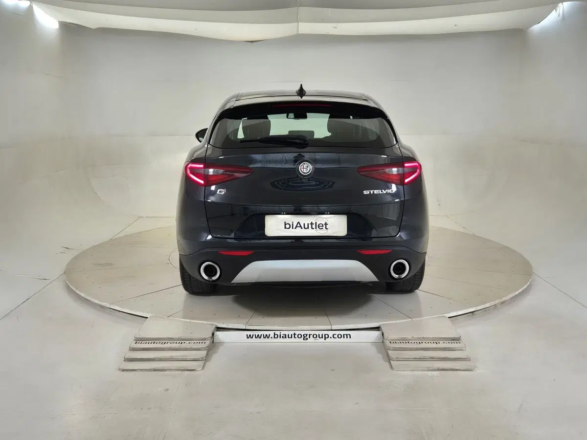 Alfa Romeo Stelvio usata a Torino (3)