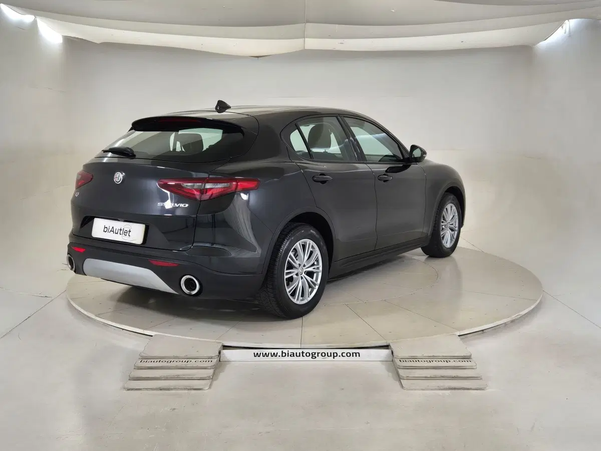 Alfa Romeo Stelvio usata a Torino (4)