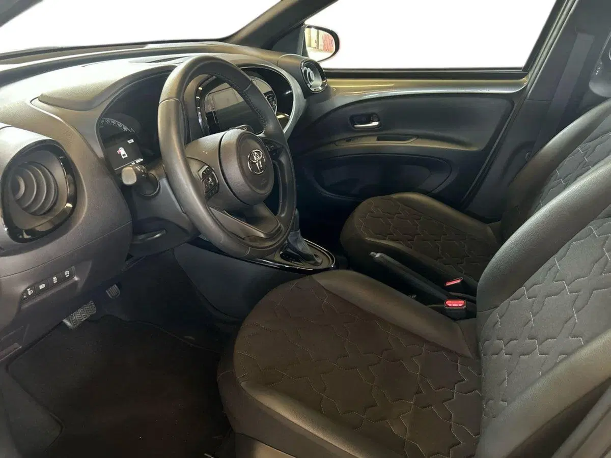 Toyota Aygo X usata a Milano (8)