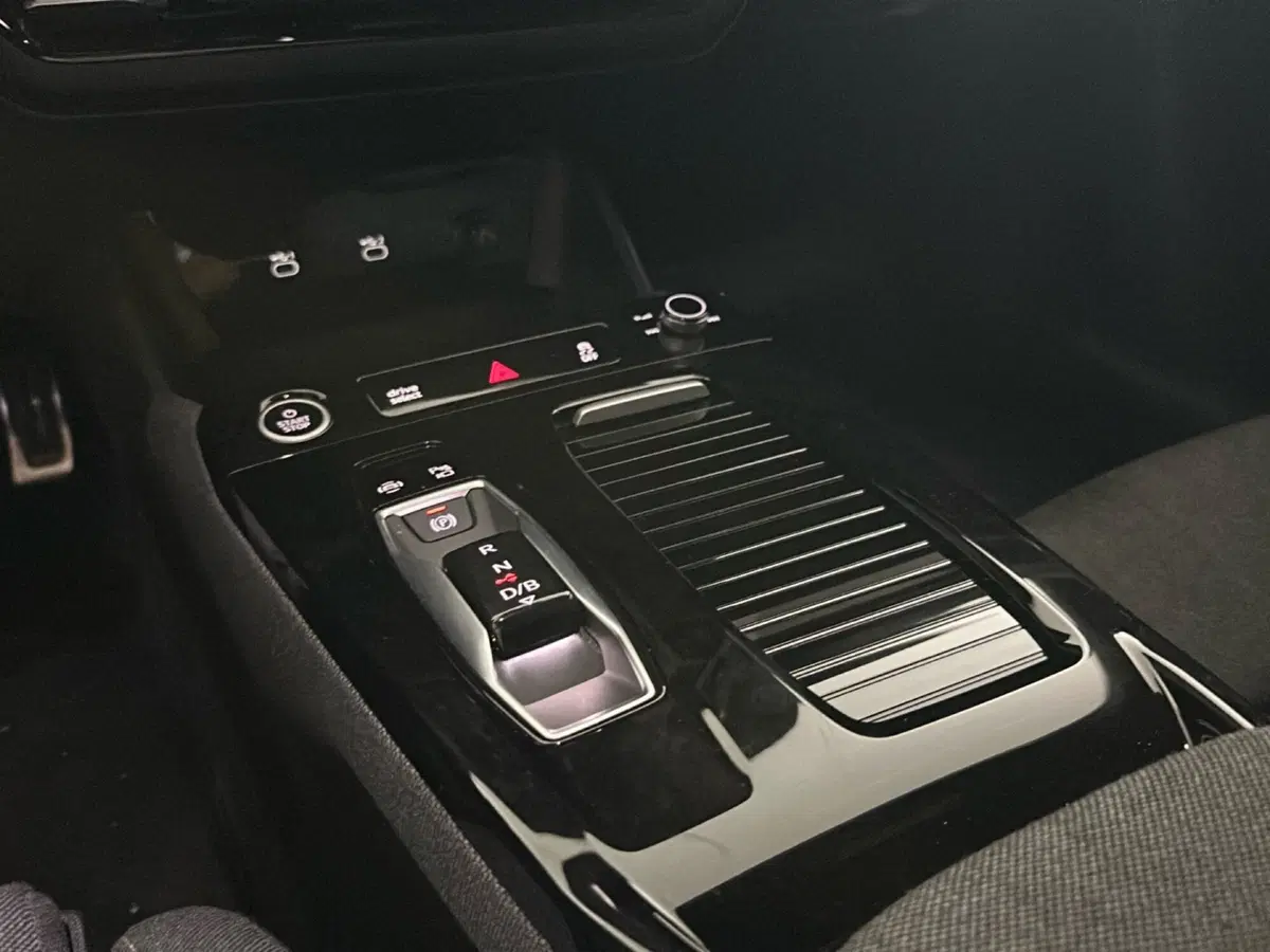 Audi A6 Avant e-Tron usata a Napoli (19)