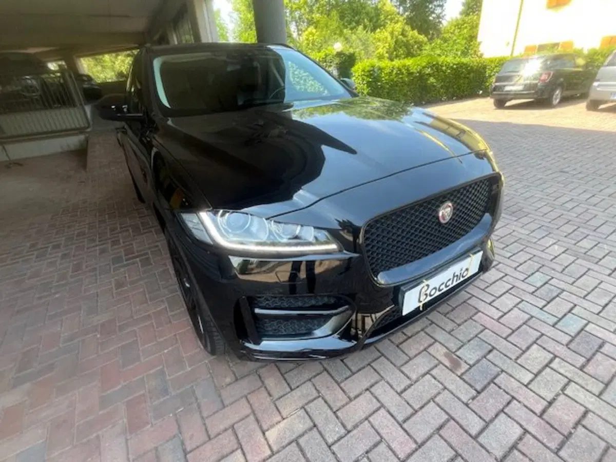 Jaguar F-Pace usata a Brescia (3)