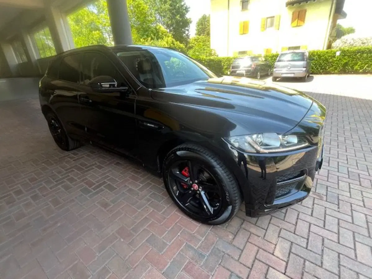 Jaguar F-Pace usata a Brescia (4)