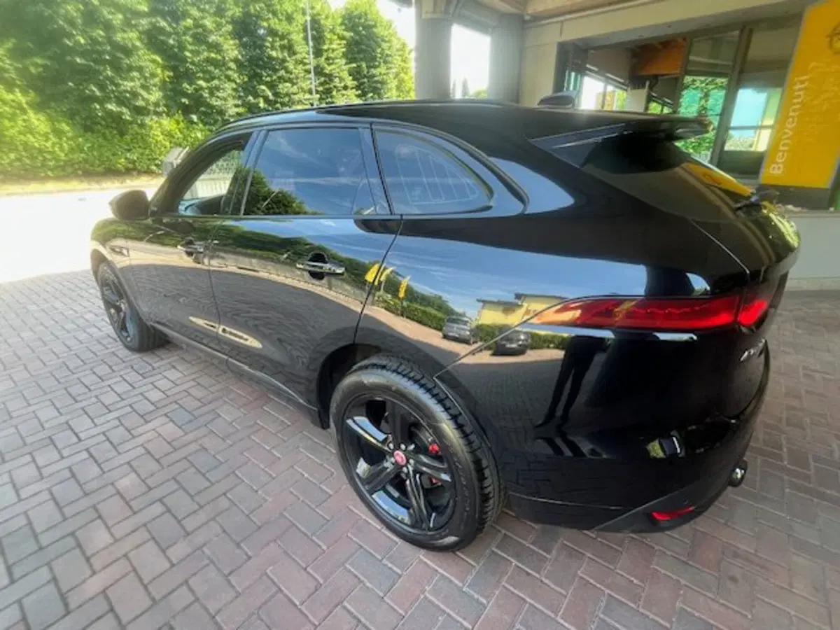 Jaguar F-Pace usata a Brescia (9)