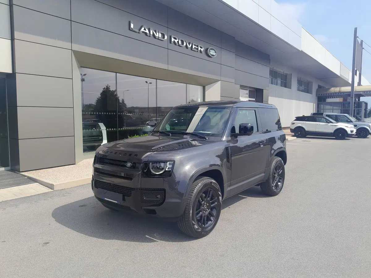 Land Rover Defender nuova a Cuneo