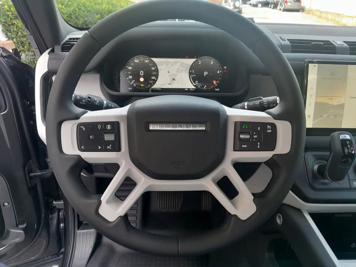 Land Rover Defender nuova a Cuneo (11)