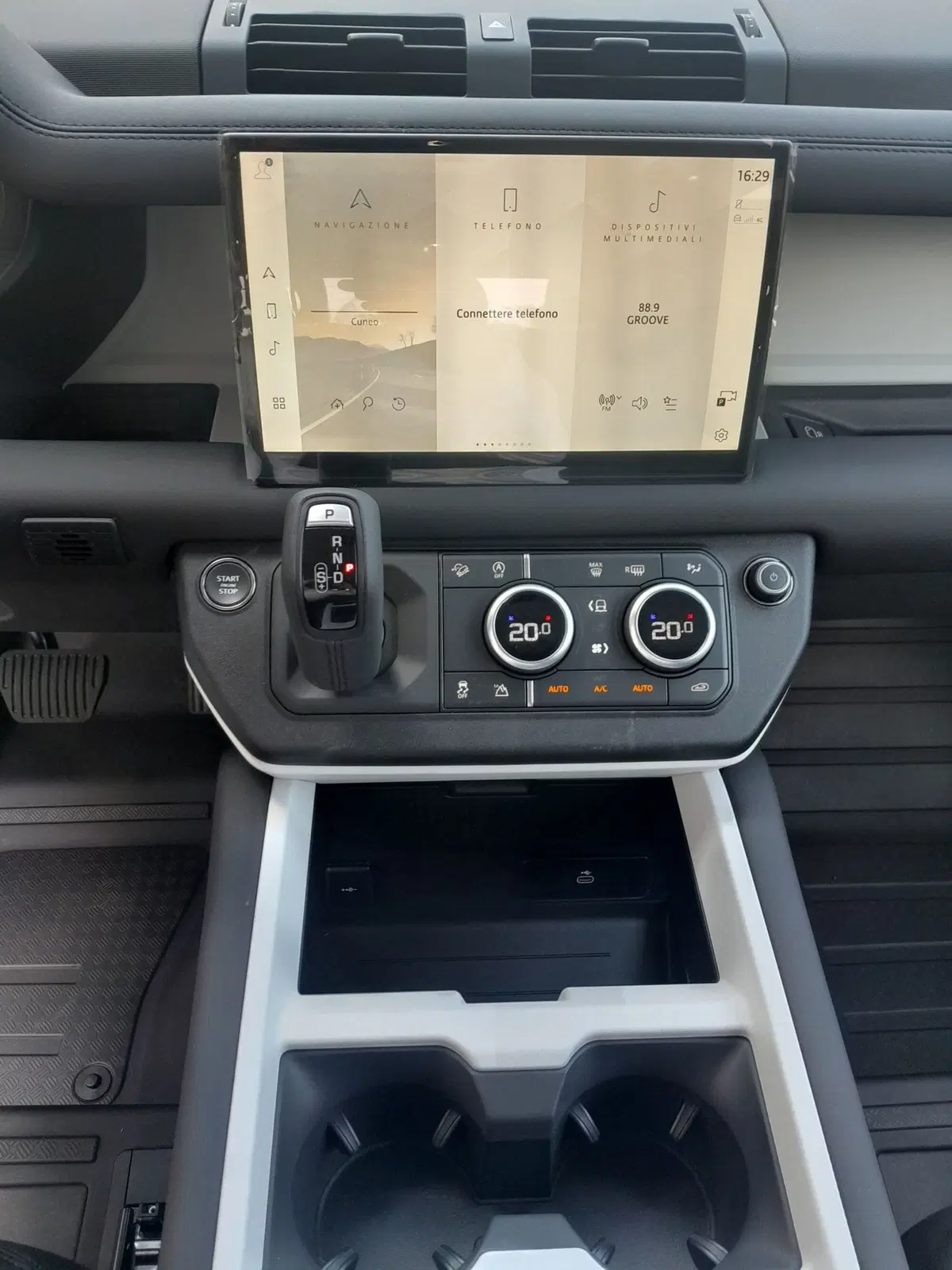 Land Rover Defender nuova a Cuneo (13)